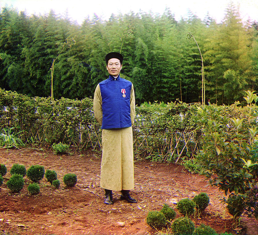 Lao Jin Jao standing at the Chakvi tea farm in Georgia, between 1905 and 1915.